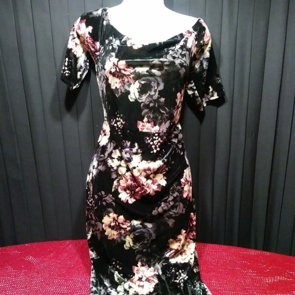 ✨PLUS SIZES VELVET FLORAL PRINT DRESS - Picture 3 of 5